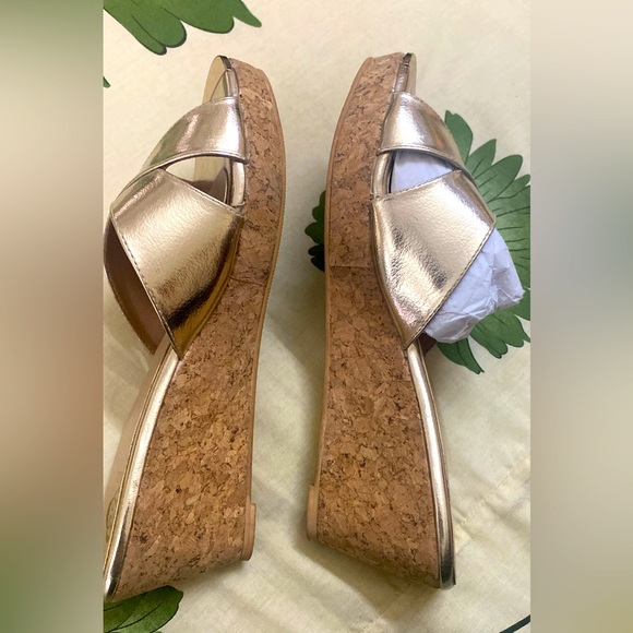 ❌SOLD❌BRAND NEW WEDGES WITH MATT GOLD CROSS OVER STRAP IN SIZE 41!! - Picture 2 of 3